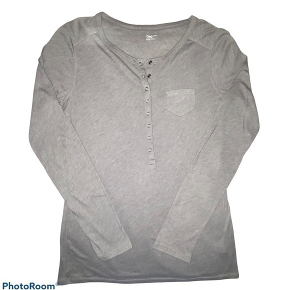 🎈$5 Find! GAP Grey tshirt. Long sleeve snap up front. - Picture 1 of 6